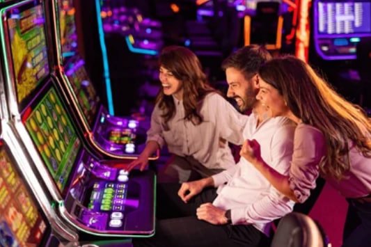 Antarmuka Monopoly Live di platform pdtogel menunjukkan roda permainan dan opsi taruhan